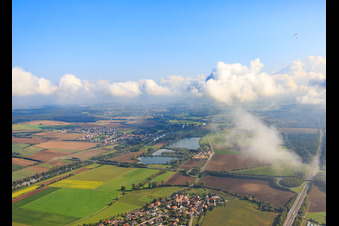 Vue aérienne de Vue du village depuis l'ouest sur l'A70 à le quartier Horhausen in Theres dans le département Bavière, Allemagne