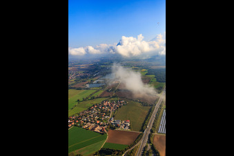 Vue aérienne de Vue du village depuis l'ouest sur l'A70 à le quartier Horhausen in Theres dans le département Bavière, Allemagne