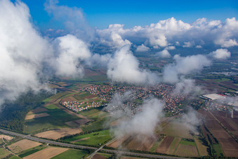 Vue aérienne de Place sous les nuages à Knetzgau dans le département Bavière, Allemagne