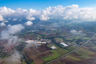Vue aérienne de Zone industrielle sous les nuages à Knetzgau dans le département Bavière, Allemagne