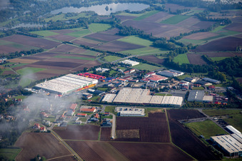 Vue aérienne de Zone industrielle et implantation d'entreprises Zone industrielle An der Siechkapelle à Knetzgau dans le département Bavière, Allemagne