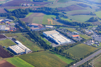 Vue aérienne de Zone industrielle de Steinbruch avec Schober Logistik GmbH et site MAINCOR Rohrsysteme Knetzgau à Knetzgau dans le département Bavière, Allemagne