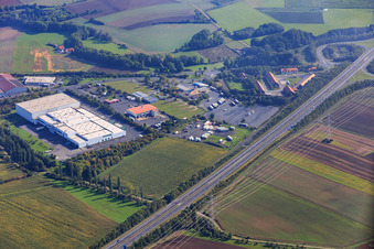 Vue aérienne de Zone industrielle de Steinbruch avec Schober Logistik GmbH et Euro Rastpark Knetzgau à Knetzgau dans le département Bavière, Allemagne