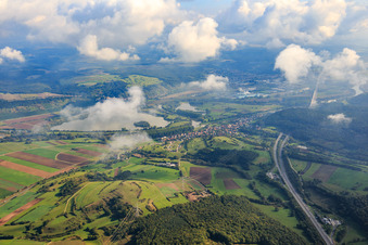 Vue aérienne de Vue de la ville sur le Main depuis l'ouest et du tunnel Schwarzer Berg pour l'A70 à le quartier Limbach in Eltmann dans le département Bavière, Allemagne