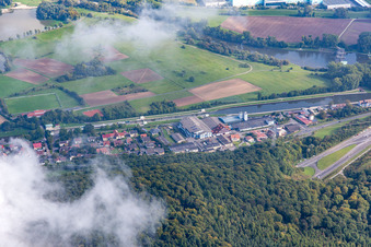 Vue aérienne de Écluse principale à le quartier Limbach in Eltmann dans le département Bavière, Allemagne