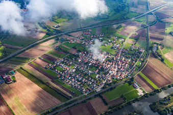 Vue aérienne de Les rives du Main à le quartier Staffelbach in Oberhaid dans le département Bavière, Allemagne