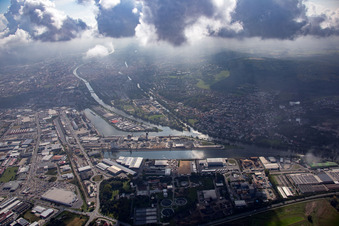 Vue aérienne de Quais et postes d'amarrage des navires dans le bassin du port intérieur principal à le quartier Gaustadt in Bamberg dans le département Bavière, Allemagne