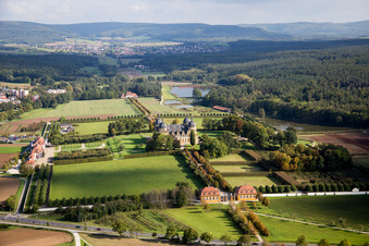 Vue aérienne de Parc du château de Seehof à Memmelsdorf dans le département Bavière, Allemagne