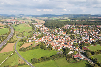 Vue aérienne de Vue des rues et des maisons dans les quartiers résidentiels à Memmelsdorf dans le département Bavière, Allemagne