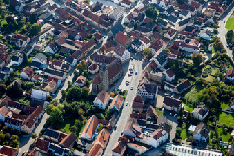 Vue aérienne de Église paroissiale catholique de Saint Kilian dans le vieux centre-ville à Hallstadt dans le département Bavière, Allemagne