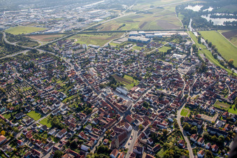 Vue aérienne de Vue des rues et des maisons dans les quartiers résidentiels à Hallstadt dans le département Bavière, Allemagne