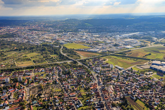 Vue aérienne de Bamberger Straße jusqu'à AS 15 Hallstadt de l'A70 depuis le nord à Hallstadt dans le département Bavière, Allemagne