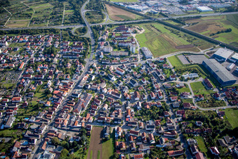 Vue aérienne de Vue des rues et des maisons dans les quartiers résidentiels à Hallstadt dans le département Bavière, Allemagne