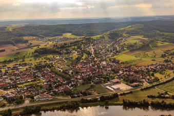 Vue aérienne de Village du nord à travers le Main à le quartier Trunstadt in Viereth-Trunstadt dans le département Bavière, Allemagne