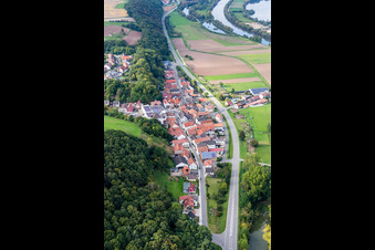 Vue aérienne de Vue sur le village à le quartier Roßstadt in Eltmann dans le département Bavière, Allemagne