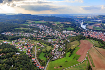 Vue aérienne de Rue Wallburg à Eltmann dans le département Bavière, Allemagne