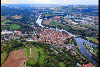 Vue aérienne de Vue de la ville sur les rives du Main à Eltmann dans le département Bavière, Allemagne