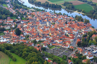 Vue aérienne de Vue de la ville sur les rives du Main à Eltmann dans le département Bavière, Allemagne