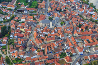 Photographie aérienne de Église Saint-Michel et Saint-Jean-Baptiste sur la place du marché à Eltmann dans le département Bavière, Allemagne
