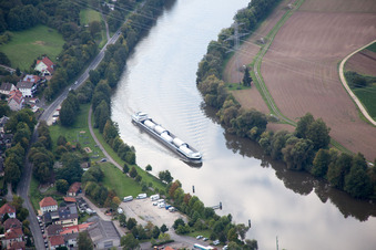 Vue aérienne de Bateaux et remorqueurs de navigation intérieure en service sur la voie navigable du Main à Eltmann dans le département Bavière, Allemagne
