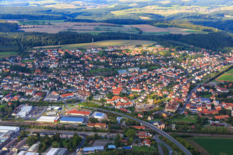 Vue aérienne de Village sur la B26 à le quartier Gleisenau in Ebelsbach dans le département Bavière, Allemagne