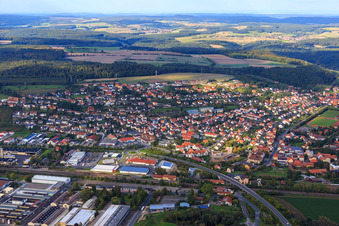 Vue aérienne de Village sur la B26 à le quartier Gleisenau in Ebelsbach dans le département Bavière, Allemagne