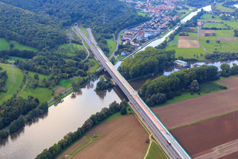 Vue aérienne de L'A70 traverse le Main et disparaît dans le tunnel de Schwarzer Berg à le quartier Limbach in Eltmann dans le département Bavière, Allemagne