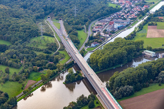 Vue aérienne de Itinéraire et voies le long du pont autoroutier de la BAB A70 sur le Main à le quartier Limbach in Eltmann dans le département Bavière, Allemagne