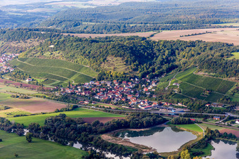 Vue aérienne de Les rives du Main en Ziegelanger à le quartier Ziegelanger in Zeil am Main dans le département Bavière, Allemagne