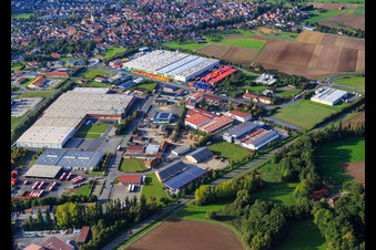 Vue aérienne de Zone industrielle An der Siechkapelle avec Coca-Cola Europacific Partners Deutschland GmbH et Renner Industrietechnik-Schlosserei GmbH & Co. KG à Knetzgau dans le département Bavière, Allemagne