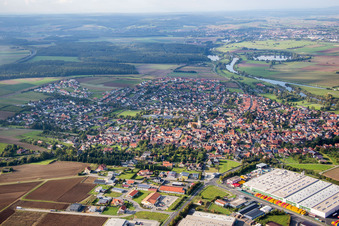 Vue aérienne de Vue des rues et des maisons dans les quartiers résidentiels à Knetzgau dans le département Bavière, Allemagne