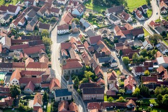 Vue aérienne de Bâtiment d'église au centre du village à le quartier Westheim in Knetzgau dans le département Bavière, Allemagne