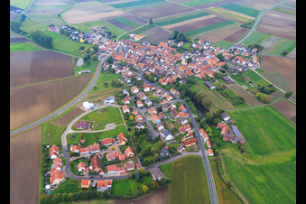 Vue aérienne de Vue du village depuis l'est à le quartier Dürrfeld in Grettstadt dans le département Bavière, Allemagne