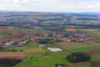 Vue aérienne de Pont de la vallée de l'A70 derrière le village de St. Laurentius Obereuerheim et le château d'Euerburg et à le quartier Obereuerheim in Grettstadt dans le département Bavière, Allemagne