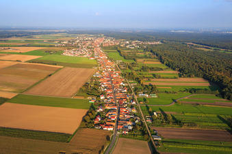 Vue aérienne de La Saarstrasse vue de l'ouest à Kandel dans le département Rhénanie-Palatinat, Allemagne