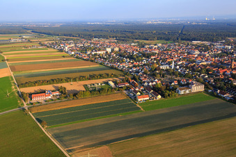 Vue aérienne de Landauer Straße avec les pompiers volontaires Kandel et Willi-Hussong-Haus à Kandel dans le département Rhénanie-Palatinat, Allemagne
