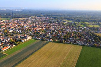 Vue aérienne de Guttenbergstraße avec la maison Willi Hussong à Kandel dans le département Rhénanie-Palatinat, Allemagne