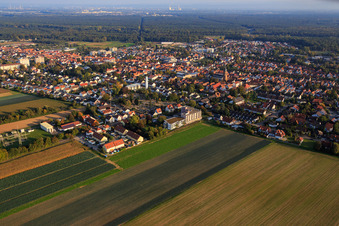 Vue aérienne de Landauer Straße avec les pompiers volontaires Kandel et Willi-Hussong-Haus à Kandel dans le département Rhénanie-Palatinat, Allemagne