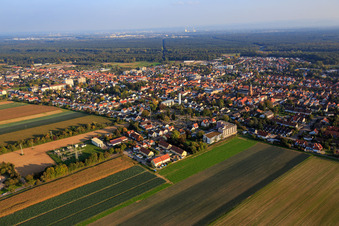 Vue aérienne de Guttenbergstraße avec la maison Willi Hussong à Kandel dans le département Rhénanie-Palatinat, Allemagne