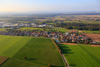 Vue aérienne de Vue du village depuis le sud à le quartier Minderslachen in Kandel dans le département Rhénanie-Palatinat, Allemagne