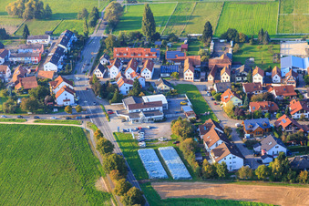 Vue aérienne de Steinweilerer Straße à le quartier Minderslachen in Kandel dans le département Rhénanie-Palatinat, Allemagne