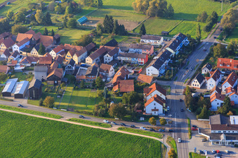 Vue aérienne de Brehmstr à le quartier Minderslachen in Kandel dans le département Rhénanie-Palatinat, Allemagne