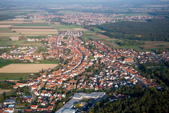 Vue aérienne de Vue des rues et des maisons dans les quartiers résidentiels à Hatzenbühl dans le département Rhénanie-Palatinat, Allemagne