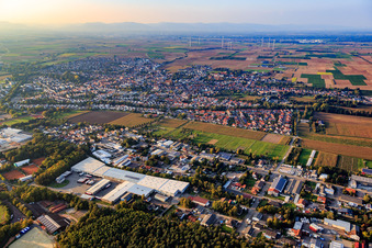 Vue aérienne de Zone industrielle Am Kleinwald du sud-est avec Hubert Eichenlaub Transporte und Spedition GmbH à Herxheim bei Landau dans le département Rhénanie-Palatinat, Allemagne