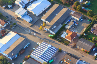 Vue oblique de Zone industrielle Am Kleinwald du sud-est avec broderie Rieder et Getränke-Trauth GbR Propriétaire N. & C. Lachomski à Herxheim bei Landau dans le département Rhénanie-Palatinat, Allemagne
