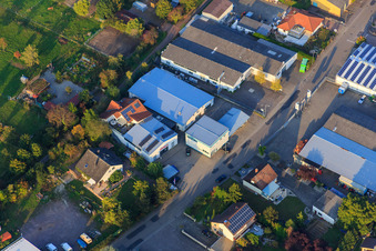 Vue aérienne de Zone industrielle Am Kleinwald avec broderie Rieder et Getränke-Trauth GbR Propriétaire N. & C. Lachomski à Herxheim bei Landau dans le département Rhénanie-Palatinat, Allemagne