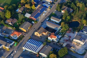 Vue aérienne de Zone industrielle Am Kleinwald avec l'atelier de carrelage Ceramissimo GmbH à Herxheim bei Landau dans le département Rhénanie-Palatinat, Allemagne