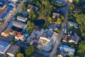 Vue aérienne de Zone industrielle Am Kleinwald avec U. Hecker - matériaux de construction et transport à Herxheim bei Landau dans le département Rhénanie-Palatinat, Allemagne