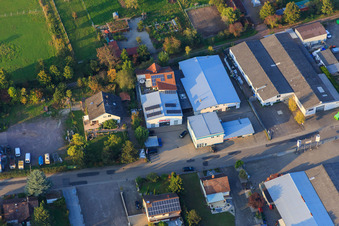 Vue aérienne de Zone industrielle Am Kleinwald avec broderie Rieder et Ziegler Autoteile à Herxheim bei Landau dans le département Rhénanie-Palatinat, Allemagne