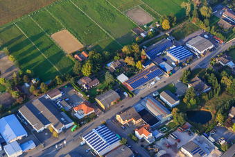 Vue aérienne de Zone industrielle de Kleinwald avec les pompes funèbres Klaus Werling, bx-pack GmbH et l'atelier de réparation automobile Stefan Roeller à Herxheim bei Landau dans le département Rhénanie-Palatinat, Allemagne